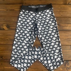 Nike dry fit patterned workout leggings